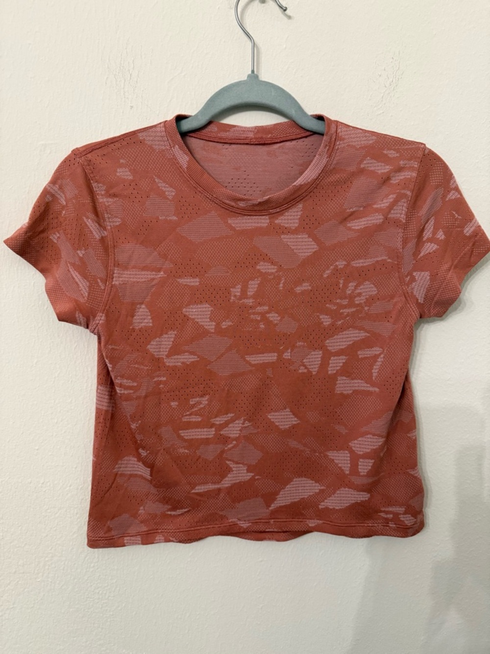 lululemon athletica Rust-Pattern Short Sleeve cropped Active Tee